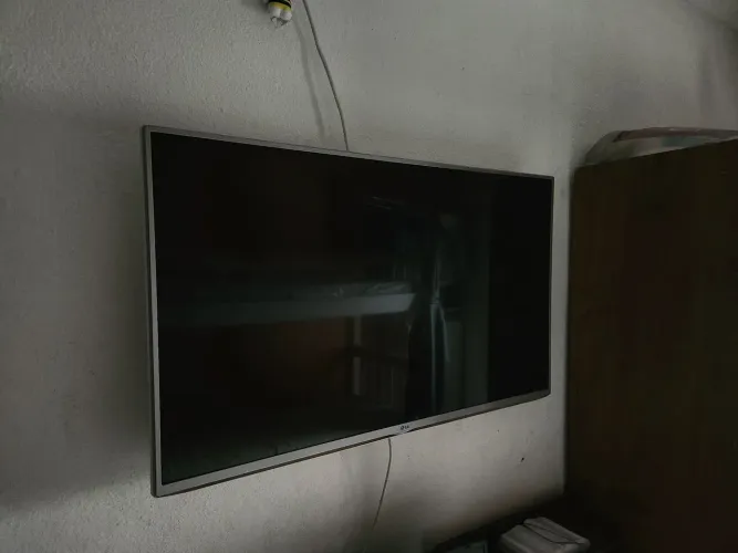 TV LG 43" EM ÓTIMO ESTADO (apenas com leve problema no led)
