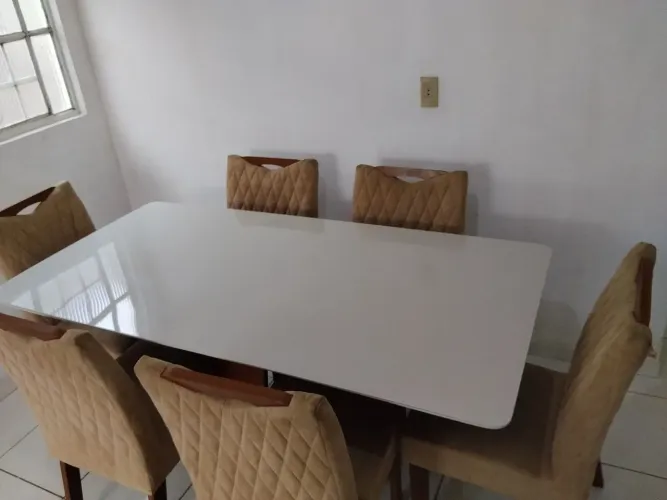 Mesa com 6 cadeiras