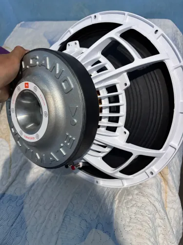 Subwoofer JBL vulcano ultimamente de 18 polegadas sem uso