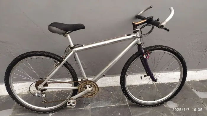 Bicicleta Caloi alumínio 21 marchas Aro 26