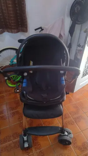 Carrinho de bebê com bebê conforto 