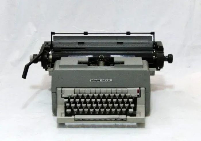 Maquina de escrever Olivetti Linea 98 (Somente 750,00)