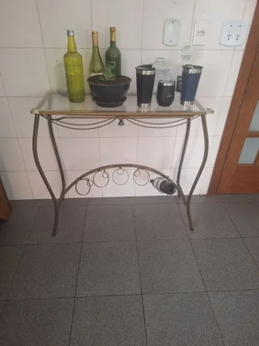 Mesa e adega de vinhos com taças 