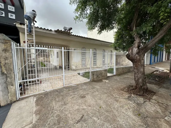 Casa Comercial para alugar por R$ 2500.00, 132.00 m2 - JARDIM AMERICA - MARINGA/PR