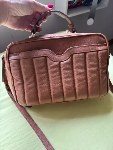 Bolsa de couro da marca Arezzo.