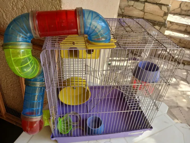 Vendo uma gaiola usada para Hamster. Com bebedouro, casa, plyground. R$50,00