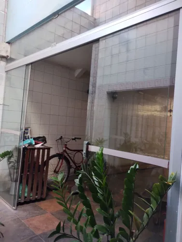 VENDO PORTA DE VIDRO DE CORRER.