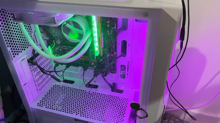 Pc Gamer Único Dono Ryzen 5 5600g, 1Tera, 16GB DD4 3200mhz Water Cooler Rise Mode 120m