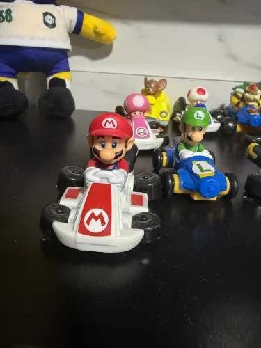 Bonecos da coleção do Mário