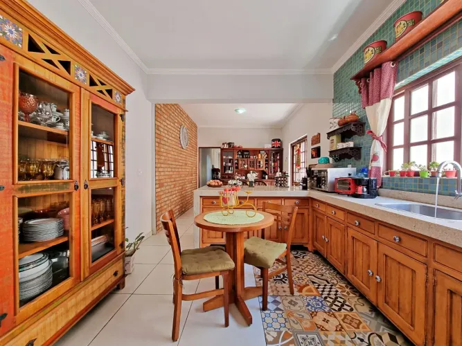 OPORTUNIDADE! Casa charmosa e ampla, 3 dorms, 1 suíte, área gourmet, bem localizada. Jardi