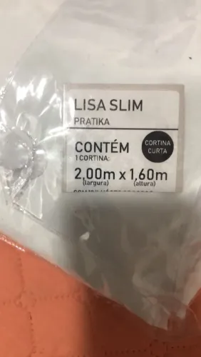 Cortina de organza com blackout atrás.