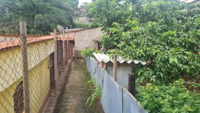 Casa no Bairro Jaqueline Lote 360 metros, 3 quartos , 2 salas ,1 cozinha , 1 banheiro.