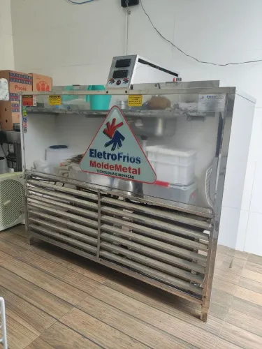 Máquina de picolé Eletrofrio com desenformado acoplada voltagem 220