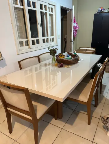 Mesa de jantar com 06 cadeiras estofadas 