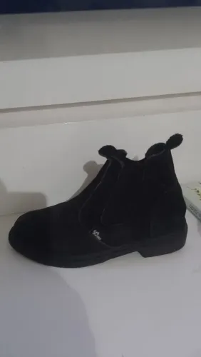 Vendo bota masculina infantil super conservado.couro legítimo tamanho 32/33