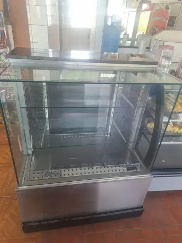 Balcão refrigerado. Em inox, tampo em granito, prateleiras em vidro . Ótimo tamanho