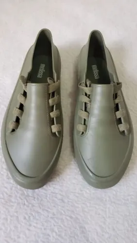 Tênis slip on melissa verde musgo