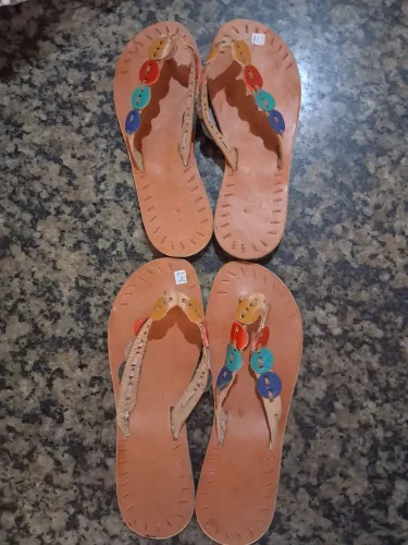 Vendo sandálias em couro nova número 34 e 36