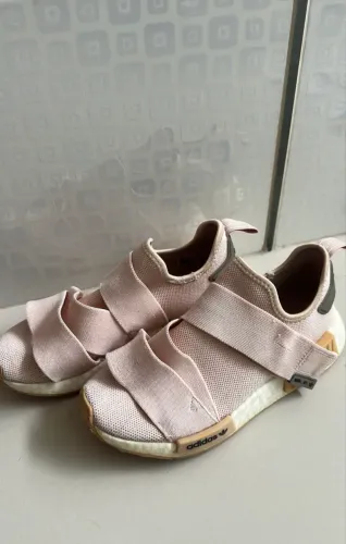 Tênis esportivo adidas