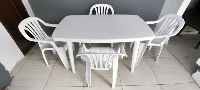 Mesa grande retangular de plástico 6 lugares com 4 cadeiras