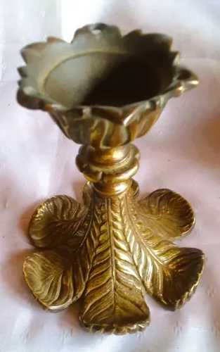 Castiçal em bronze dourado cinzelado no feito flor e base em folhas alto relevo*