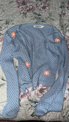 Blusa de Crochê Azul com Flores Bordadas