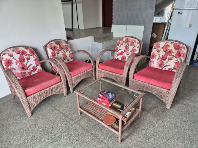 Conjunto de poltronas e mesa de vime.
