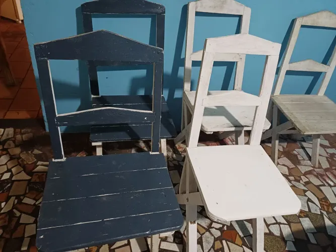 5 cadeiras e 3 lâmpadas