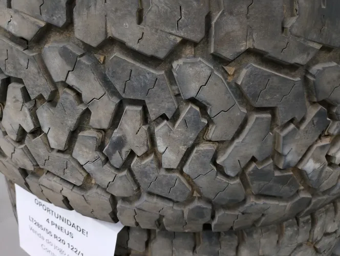 Pneus LT285/55 R20, - semi novos.