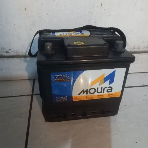 VENDO BATERIA MOURA 50 AMPERES SEMI NOVA VALOR 130 REAIS.
