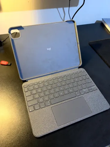 Capa Teclado - Combo Touch Logitech - iPad Pro 11' (ou iPad Air M2 e M3 11 Polegadas)