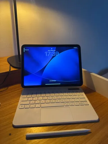iPad 11 prata + capa teclado, caneta?