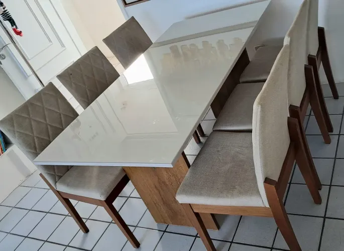 Mesa de jantar com 6 cadeiras