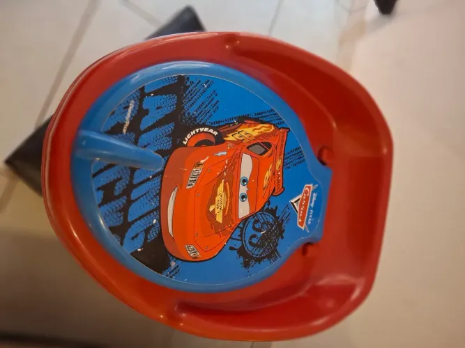 Troninho infantil dos carros