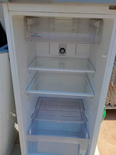 Geladeira Eletrolux Frost Free, excelente geladeira, gela muitíssimo bem defeito na porta.