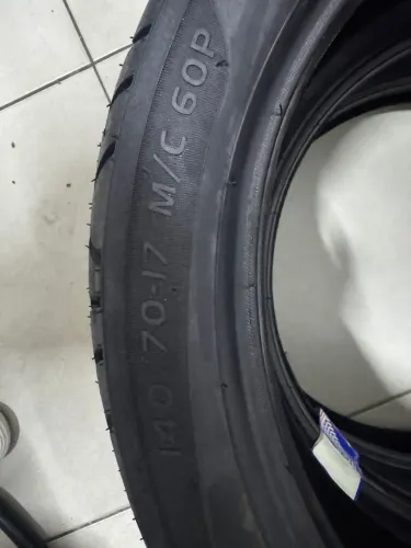 pneus de motocicleta da marca FBK.