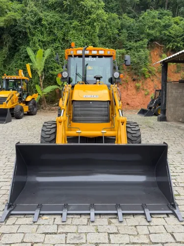 RETROESCAVADEIRA FORZA F680KS 2026