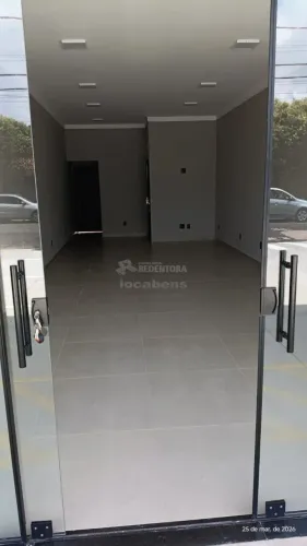 Salão com piso em porcelanato, frete toda em vidro, ar condicionado e vagas de estacioname