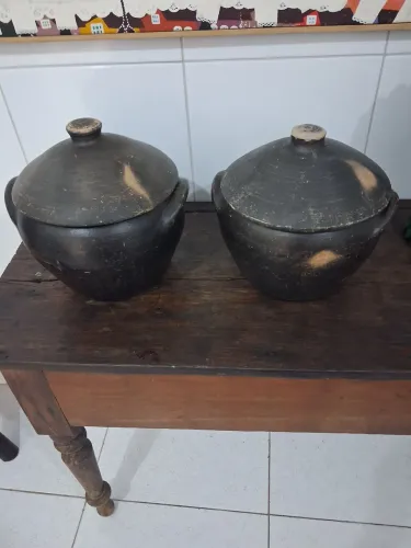 Duas panelas de barro p/r130,00