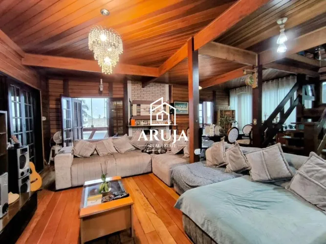 Casa de Alto Padrão com 3 Suítes à Venda no Condomínio Arujá V