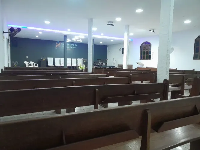 Bancos de madeira para igreja.