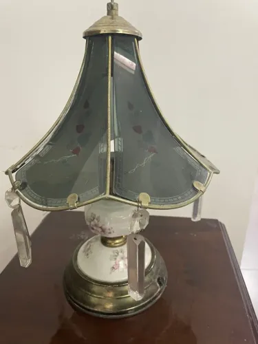 Abajur relíquia , porcelana vidro e metal