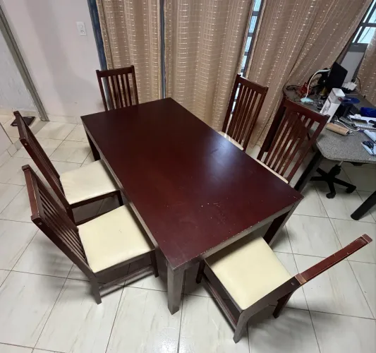 Mesa Mogno toda de madeira + 6 cadeiras