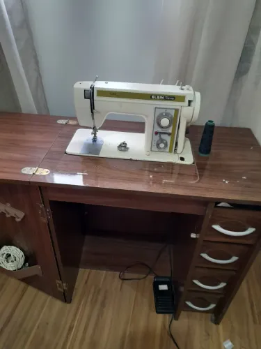 Vendo máquina de costura com gabinete.