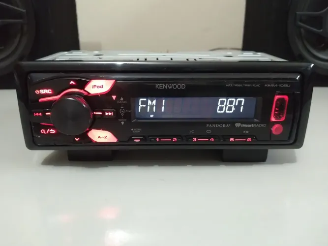 Rádio automotivo Kenwood KMM-108U com Bluetooth e USB