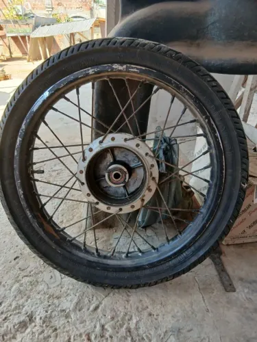 Vende-se rodas de raios e pneus da 150