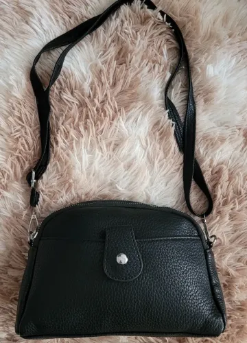 Bolsa de ombro preta pequena nova e perfeita