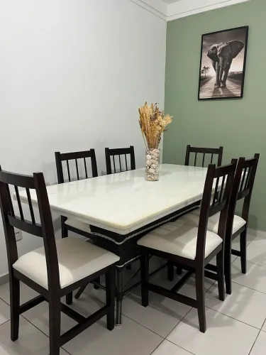 Mesa com 6 cadeiras lindíssima 