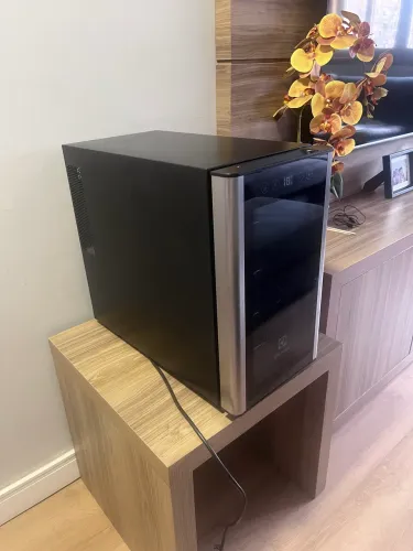Adega Electrolux 8 garrafas