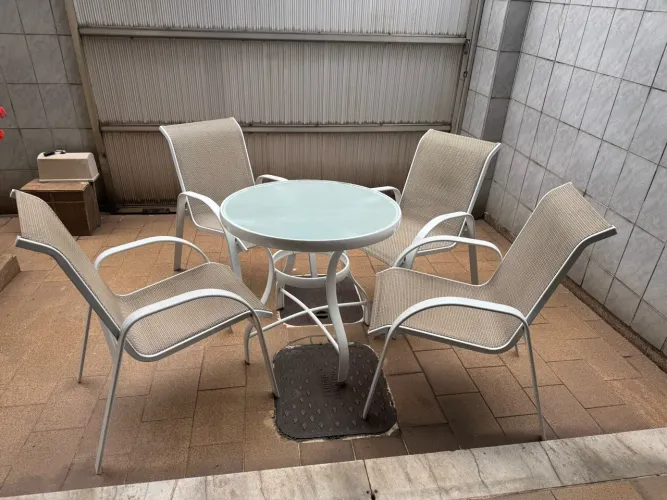 Conjunto de mesa e 04 cadeiras para piscina